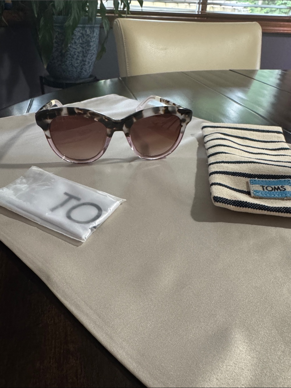 TOMS Gwyneth 52mm Round Sunglasses. NWOT - Picture 2 of 3